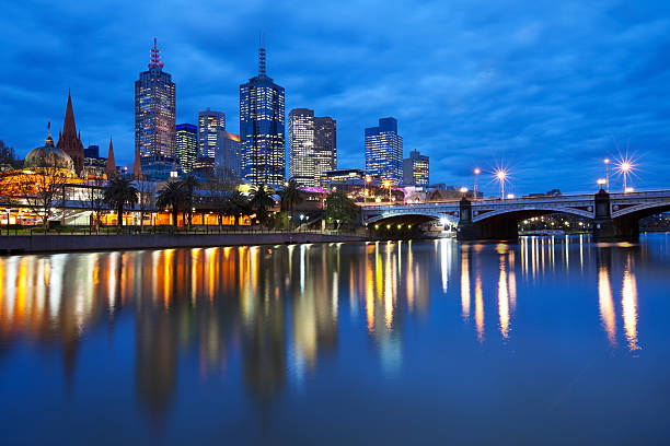 skyline of melbourne, australia на реку ярра на ночь - melbourne city skyline australia стоковые фото и изображения