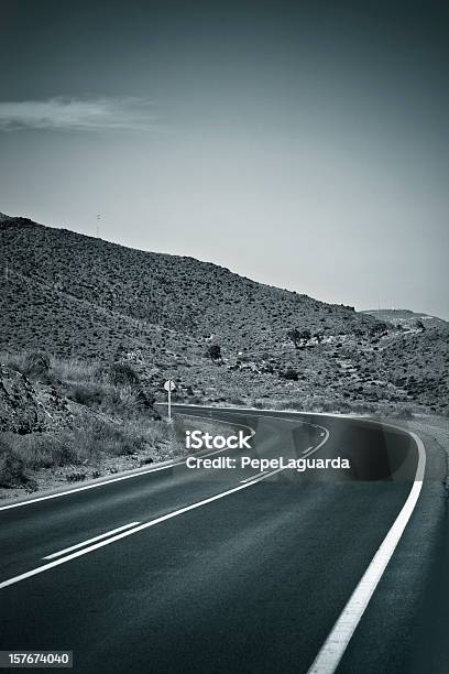 La Road - Fotografie stock e altre immagini di Ambientazione esterna - Ambientazione esterna, Asfalto, Bianco e nero