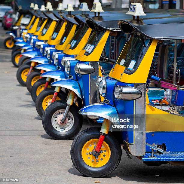 Bangkok Tuktuks Stockfoto und mehr Bilder von Jinrikisha - Jinrikisha, Bangkok, Thailand