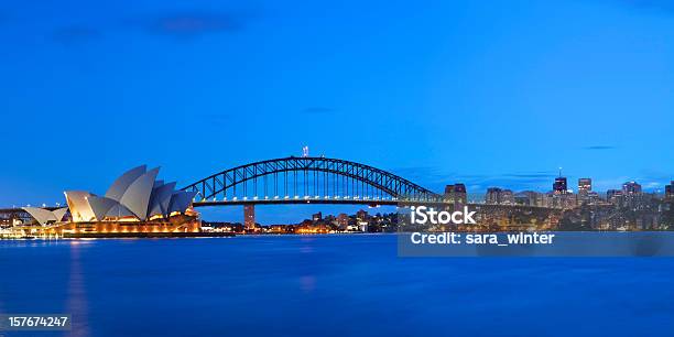 Foto de Harbour Bridge E O Horizonte De Sydney Austrália À Noite e mais fotos de stock de Ópera de Sydney