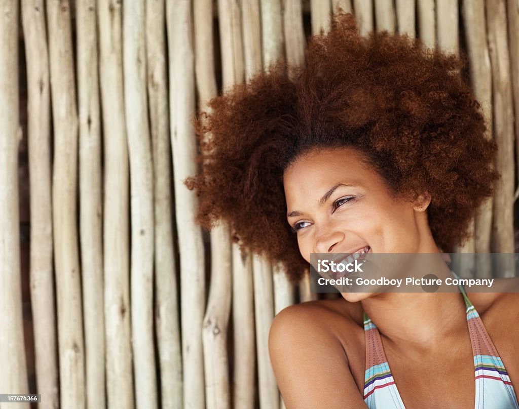 Plano aproximado de um lindo Biquíni modelo sorridente contra uma parede Bambu - Royalty-free 20-29 Anos Foto de stock