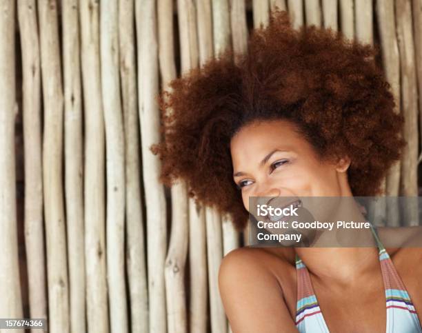 Plano Aproximado De Um Lindo Biquíni Modelo Sorridente Contra Uma Parede Bambu - Fotografias de stock e mais imagens de 20-29 Anos