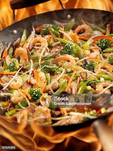 Camarones Y Vegetales Stir Fry Foto de stock y más banco de imágenes de Pescado y mariscos - Pescado y mariscos, Alimento, Brote de soja