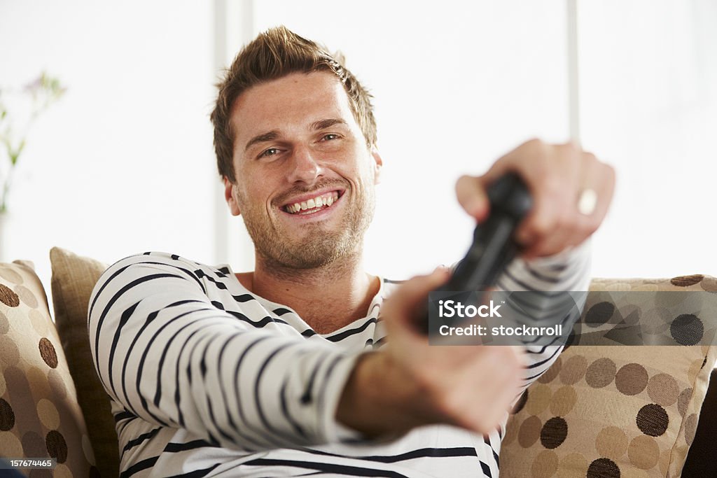 Homem jogando vídeo game - Foto de stock de 20 Anos royalty-free
