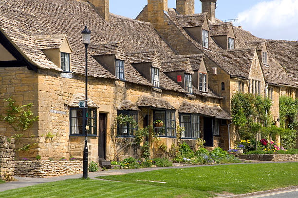 медовая цветные камень коттеджей в broadway, вустерский соус, cotswolds, великобритания - worcestershire стоковые фото и изображения