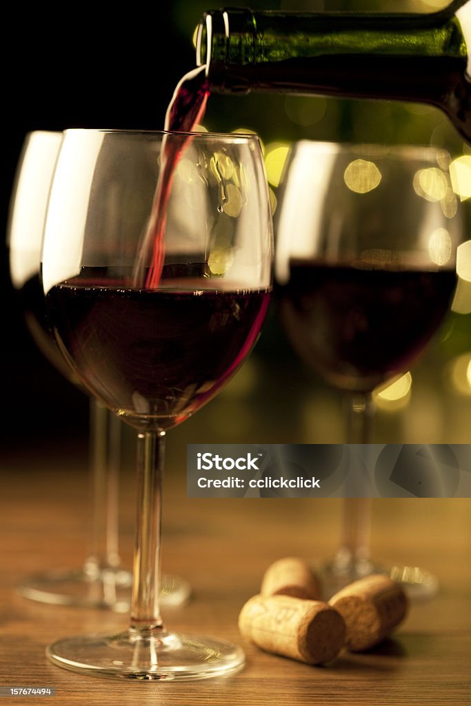 Verter el vino tinto - Foto de stock de Copa de Vino libre de derechos