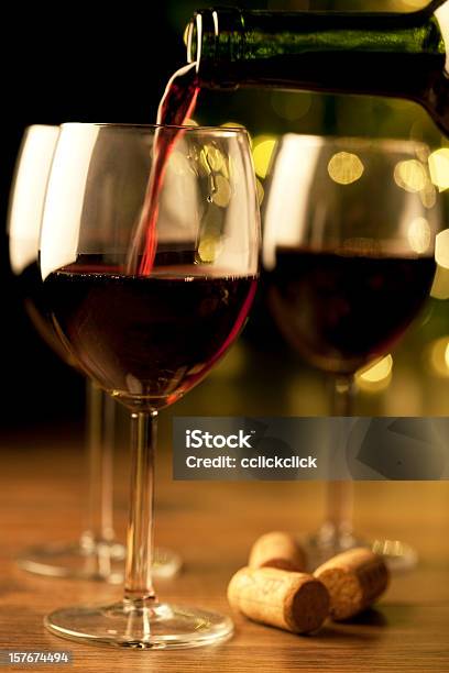 Verter El Vino Tinto Foto de stock y más banco de imágenes de Copa de Vino - Copa de Vino, Vino, Bebida