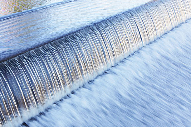 cascata d'acqua su dam da tranquillità e da corsa sfocatura - flowing water river waterfall water foto e immagini stock