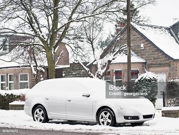 Śnieg Objęte Samochód Na Ulicy - zdjęcia stockowe i więcej obrazów Samochód - Samochód, Śnieg, Dom - Budowla mieszkaniowa