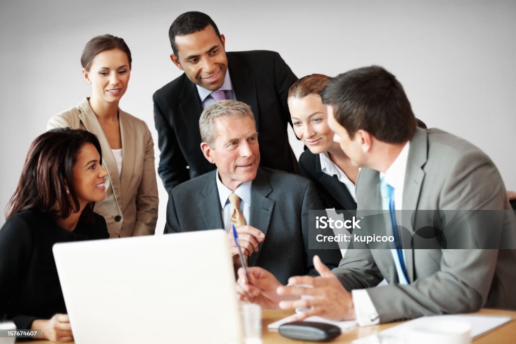 Erfolgreiche Geschäftsleute diskutieren Arbeit mit laptop am Schreibtisch - Lizenzfrei Afrikanischer Abstammung Stock-Foto