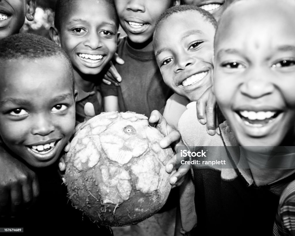 African bambini sorridenti con un pallone da calcio - Foto stock royalty-free di Bianco e nero