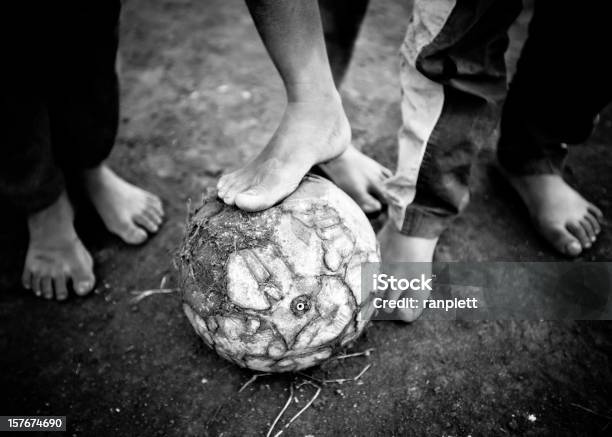 Photo libre de droit de Pieds Nus Joueurs De Football banque d'images et plus d'images libres de droit de Football - Football, Image en noir et blanc, Petits garçons