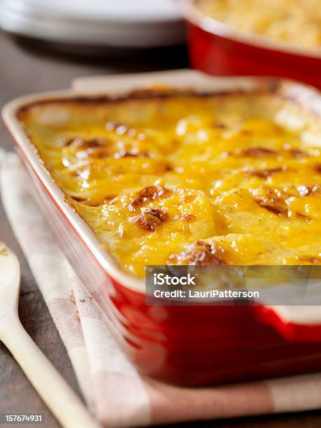 Creamy Scalloped Kartofle - zdjęcia stockowe i więcej obrazów Zapiekanka - Sposób przygotowania jedzenia - Zapiekanka - Sposób przygotowania jedzenia, Przygotowany ziemniak, Zapiekanka - Danie główne