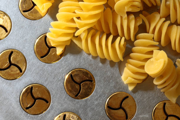 フジッリ extruder に - pasta directly above fusilli food ストックフォトと画像