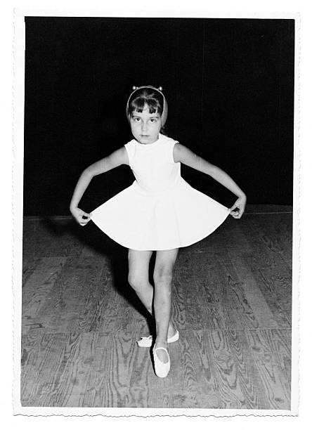 少女ダンスのステージで 1958.black 、ホワイトです。 - dancing ballet one person en pointe ストックフォトと画像