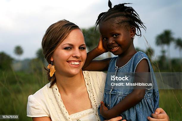 Donna Con Ragazza Africana Americana - Fotografie stock e altre immagini di Missionario - Missionario, Donne, Sierra Leone