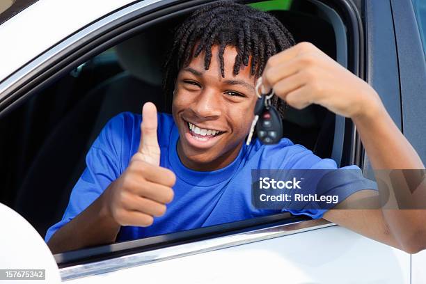 Foto de Adolescente Feliz Motorista e mais fotos de stock de Dirigir - Dirigir, Adolescente, Motorista - Ocupação