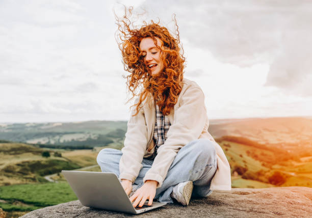 nahaufnahme einer frau in jacke, die das ziel erreicht und bei sonnenuntergang auf dem gipfel des berges einen video-chat führt. travel lifestyle konzept der nationalpark peak district in england - toll free audio stock-fotos und bilder