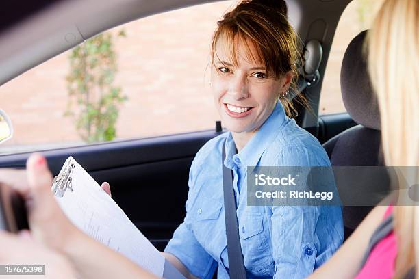 Lächelnd Driving Instructor Stockfoto und mehr Bilder von Attraktive Frau - Attraktive Frau, Ausbilder, Auto