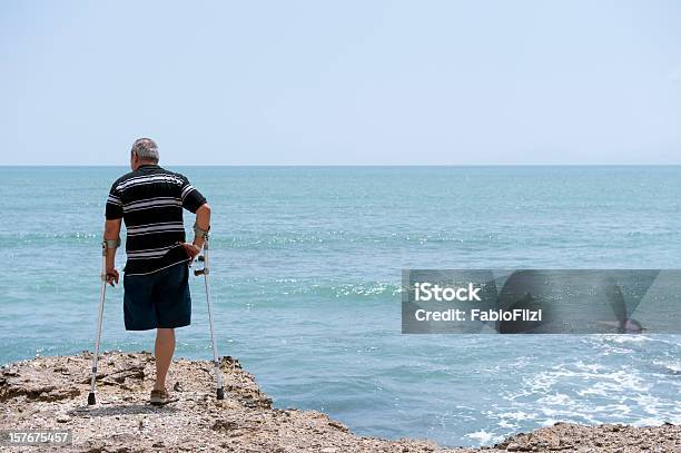 Behinderten Mann Stockfoto und mehr Bilder von Amputiert - Amputiert, Krücke, Isoliert