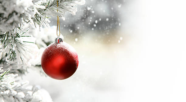 palla dell'albero di natale - window snow christmas decoration foto e immagini stock