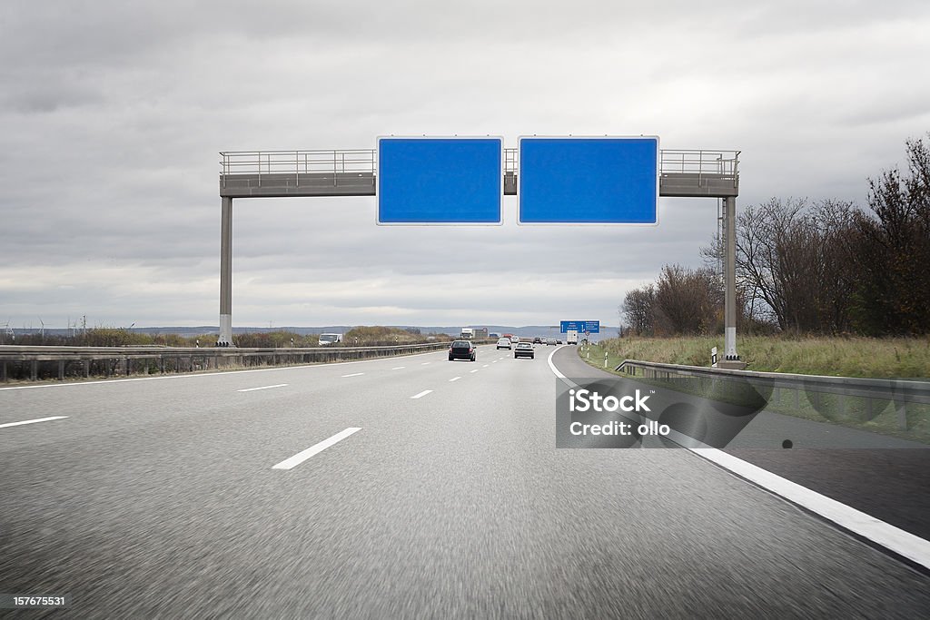 Niemiecki Autobahn, pusty Znak drogowy-kopiować miejsca - Zbiór zdjęć royalty-free (Droga publiczna)