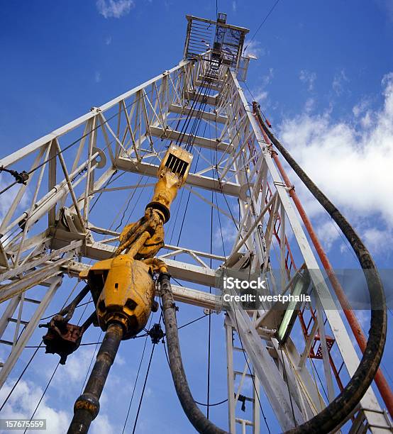 Olhando Para Cima Da Plataforma De Perfuração - Fotografias de stock e mais imagens de Plataforma de alto-mar - Plataforma de alto-mar, Sonda de perfuração, Vista de Baixo para Cima