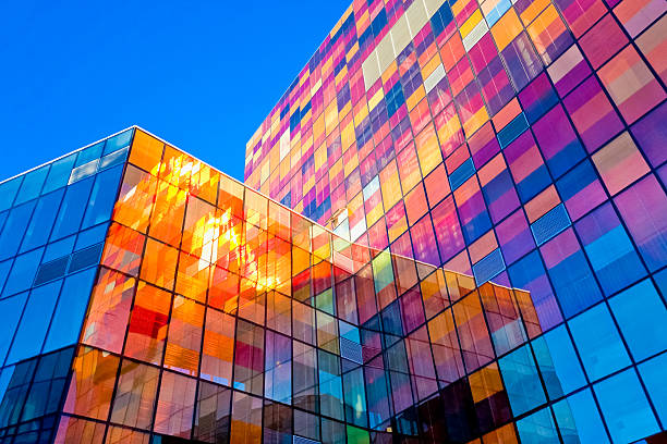 multi-colored la pared de vidrio - arquitectura exterior fotos fotografías e imágenes de stock