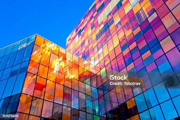 Разноцветная Стеклянная Стена — стоковые фотографии и другие картинки Разноцветный - Разноцветный, Внешний вид здания, Архитектура