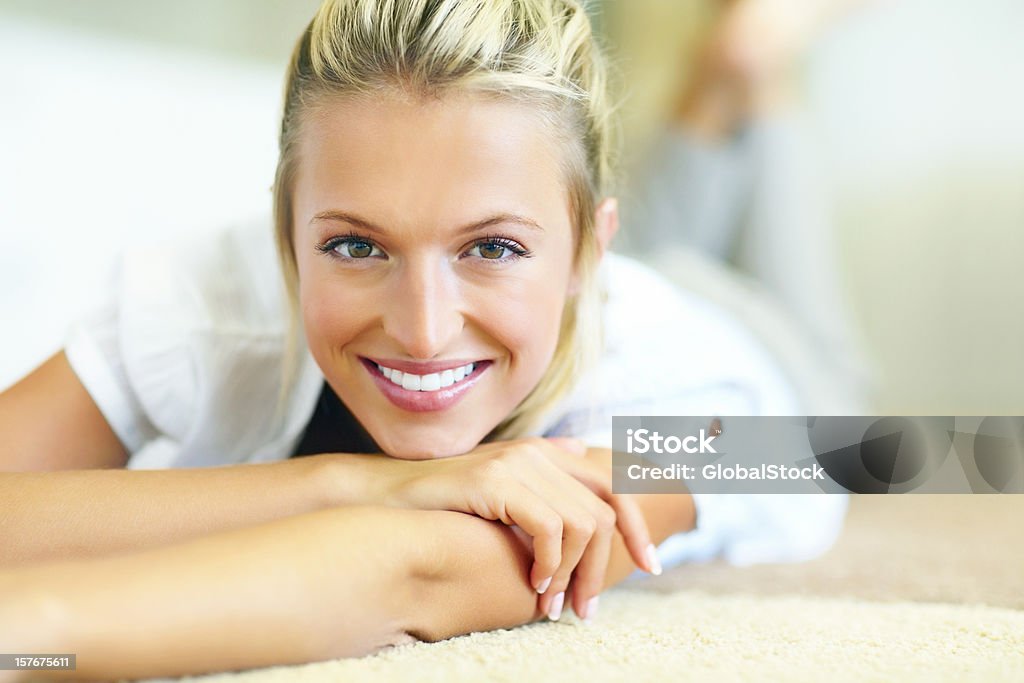 Nahaufnahme einer Frau liegen im Bett mit verschwommene Hintergrund - Lizenzfrei Luxus Stock-Foto