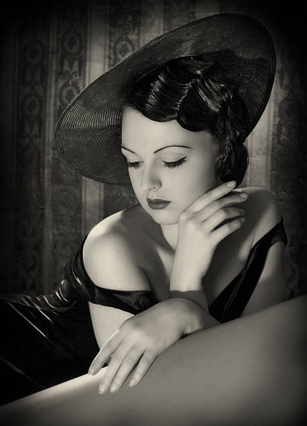 bellezza con cappello in film noir. - femme fatale foto e immagini stock