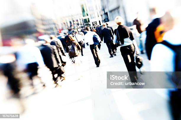 Trabalhadores - Fotografias de stock e mais imagens de Grupo Grande de Pessoas - Grupo Grande de Pessoas, Movimento Desfocado, Vista Traseira