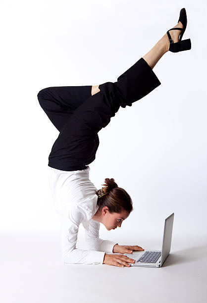 empresas pelas acrobacias - yoga business women indoors imagens e fotografias de stock