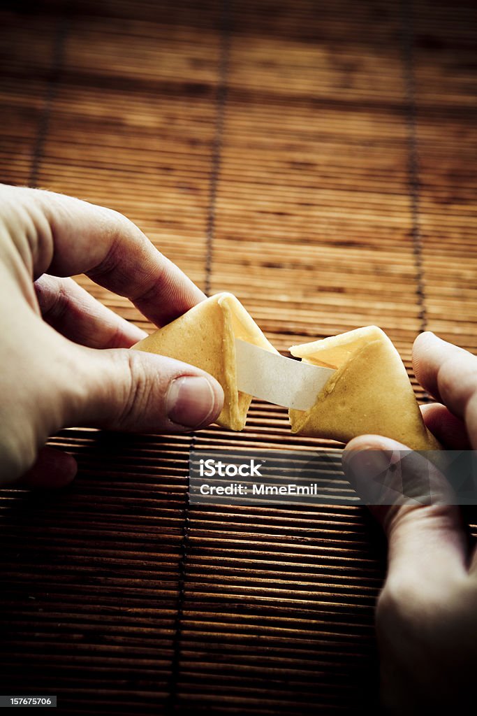 Abrir um biscoito da sorte - Foto de stock de Biscoito da Sorte royalty-free