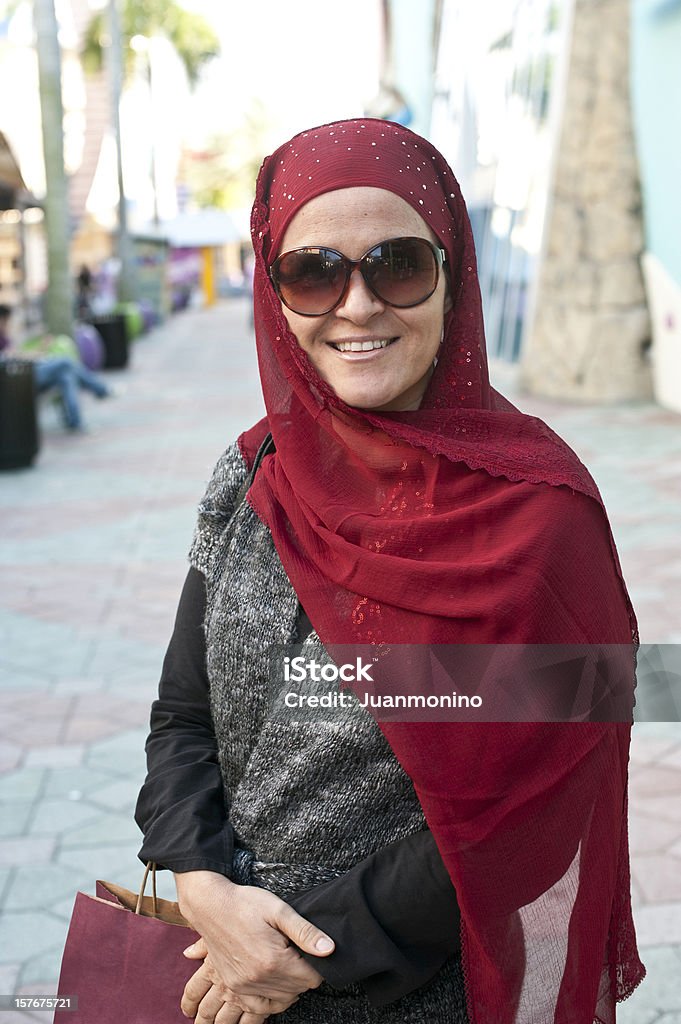 Femme musulmane en regardant la caméra à l'extérieur - Photo de Casablanca libre de droits