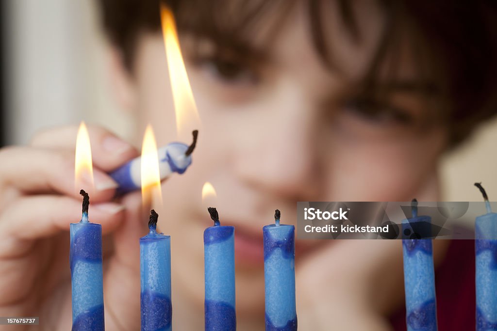 Garoto e o Menorah (candelabro judaico - Foto de stock de Menorah royalty-free