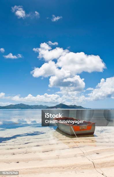 Foto de Island Beach Praia Tropical Colorida Barco Ocean Lagoon Seychelles e mais fotos de stock de Ilha La Digue