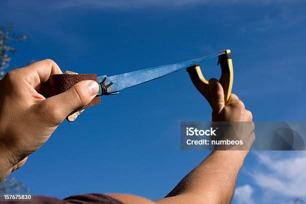 Tirachinas Foto de stock y más banco de imágenes de Tirachinas - Tirachinas, Cielo, Lanzar - Actividad física