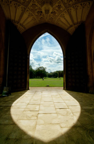 entrée de l'université de cambridge - st johns college photos et images de collection