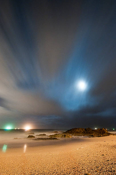 vue sur l'océan et de la lune - blaauwberg photos et images de collection