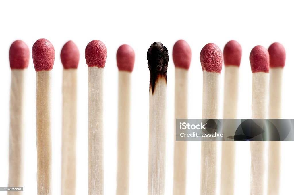 Once matchsticks pie en una fila de una superposición - Foto de stock de Cerilla libre de derechos