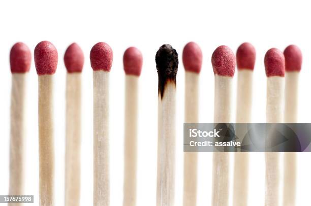 Once Matchsticks Pie En Una Fila De Una Superposición Foto de stock y más banco de imágenes de Cerilla