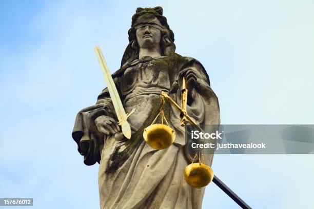 Themis Devine Di Giustizia Justitia - Fotografie stock e altre immagini di Statua - Statua, Muschio - Flora, Barocco