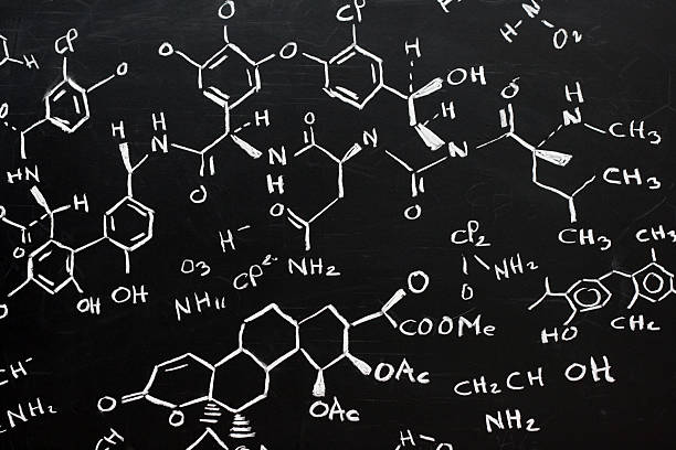 fórmula química en pizarra - structural formula fotografías e imágenes de stock