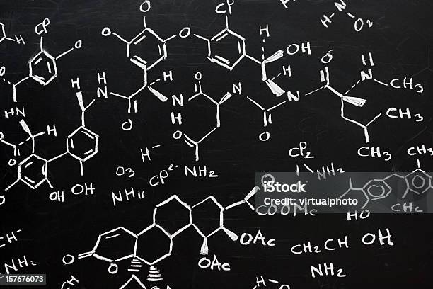 Fórmula Química No Quadro Negro - Fotografias de stock e mais imagens de Química - Química, Aula de Química, Fórmula química