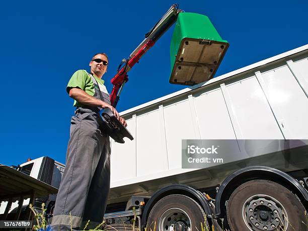 Operaio Camion Della Nettezza Urbana Con - Fotografie stock e altre immagini di Camion della nettezza urbana - Camion della nettezza urbana, Operatore ecologico, Personale addetto alla raccolta dei rifiuti