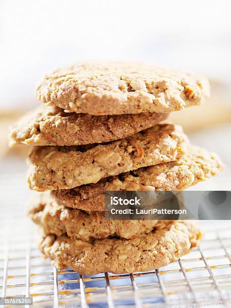 Senza Glutine Cookie Su Un Rack Di Raffreddamento - Fotografie stock e altre immagini di Biscotto secco - Biscotto secco, Carota, Ambientazione interna