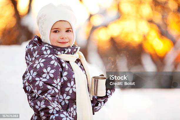 Retrato De Invierno De Niña Bebiendo Té Al Aire Libre Foto de stock y más banco de imágenes de 6-7 años