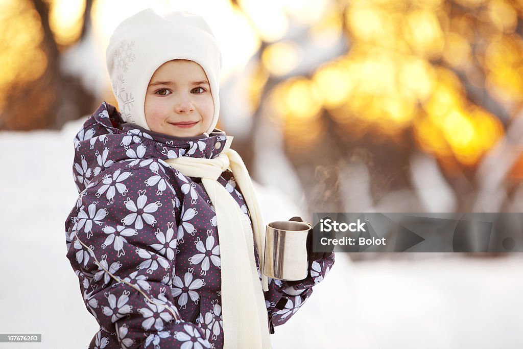 Hiver Portrait de petite fille boire du thé en plein air - Photo de 6-7 ans libre de droits