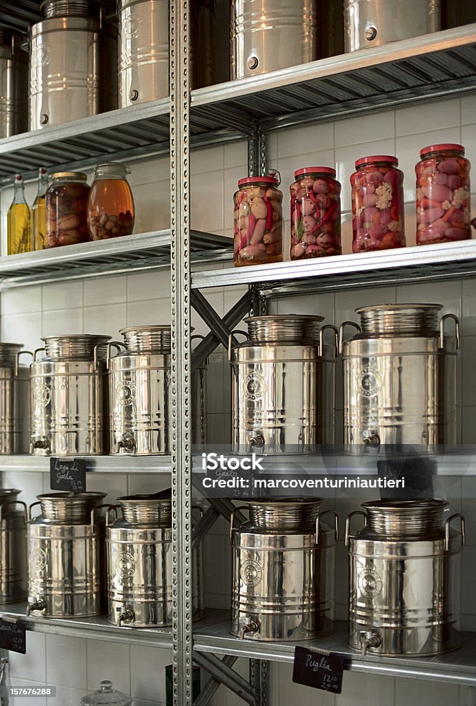 Alimentos em exposição em uma loja de alimentos - Foto de stock de Azeite royalty-free